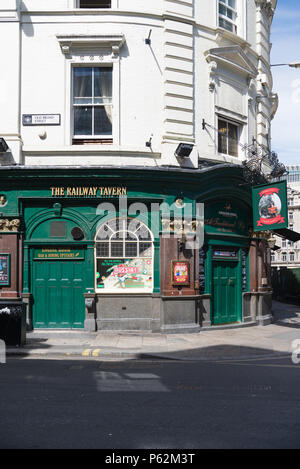 La Taverne de fer public house sur le coin d'Old Broad Street et de Liverpool Street, Bishopsgate, City of London, England, UK Banque D'Images