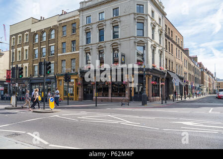 Les 10 cloches pub au coin de la rue commerciale et Fournier Street, Spitalfields, Londres, Angleterre, Royaume-Uni Banque D'Images