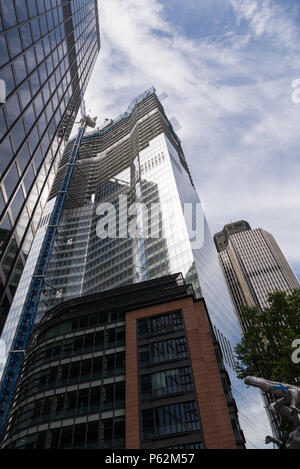 La nouvelle tour de bureaux en construction à 22 Bishopsgate, vu de l'Undershaft, Londres, Angleterre. Tower 42 anciennement le Nat West tour en arrière-plan. Banque D'Images