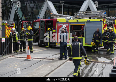 Les équipages de la London Fire Brigade et les pompiers assistent à un incident d'urgence à un équipement Mary axe et Undershaft dans la City de Londres Banque D'Images