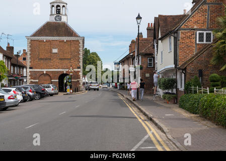 Vue sur la vieille ville d'Amersham High Street en direction de la salle de marché historique, Buckinghamshire, England, UK Banque D'Images