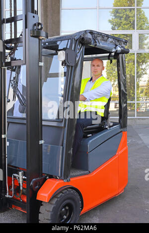 Gilet de sécurité avec chauffeur chauve en cabine chariot élévateur Banque D'Images