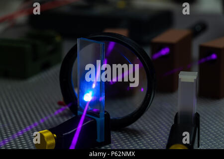 Expérience en laboratoire de photonique avec laser Banque D'Images