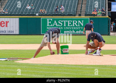 Detroit, Michigan - Les membres de l'équipage de motifs de la manucure mound avant un match de baseball à Comerica Park, stade des Detroit Tigers. Banque D'Images