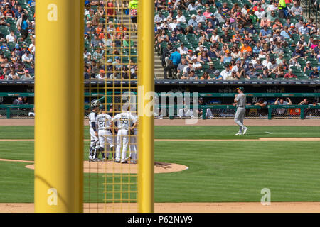 Detroit, Michigan - une réunion de travail sur le monticule du lanceur à Comerica Park pendant un match de baseball entre les Tigers de Detroit et Oakland Athletic Banque D'Images