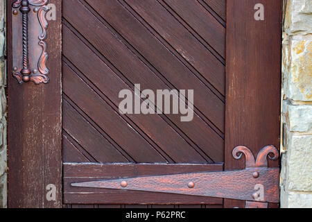 Portes en bois avec du fer forgé. Meubles anciens en bois Portes en bois ancien avec un des éléments en fer forgé. Banque D'Images