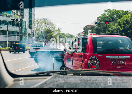 Yangon, Myanmar - 19 février 2014 : Intérieur de taxi bloqué dans un embouteillage dans les rues de Yangon, Myanmar Banque D'Images