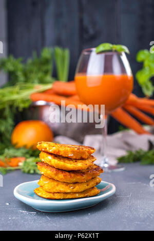 À partir de jus de carottes fraîches et de pamplemousse dans un verre et parfumé des crêpes pour le petit-déjeuner. vitamine boire pour un régime alimentaire sain. Les vitamines dans l'alimentation. Copy space Banque D'Images