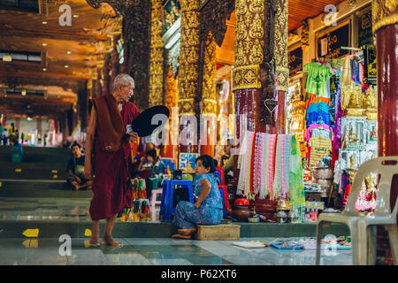 Yangon, Myanmar - 19 février 2014 : moine à l'entrée de la pagode Shwedagon Banque D'Images