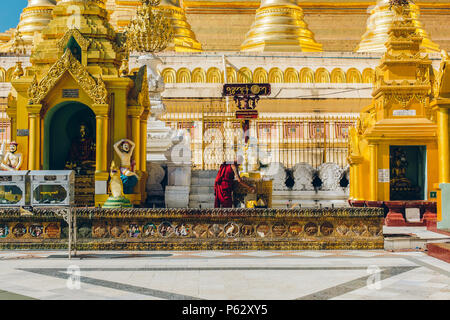 Yangon, Myanmar - 19 février 2014 : Cérémonie d'Ordination à la pagode Shwedagon Banque D'Images