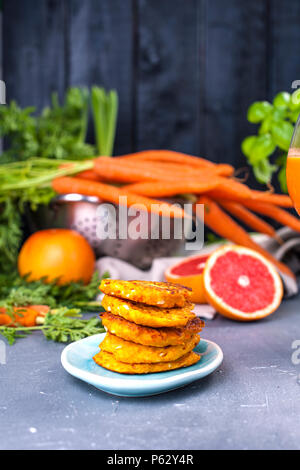 À partir de jus de carottes fraîches et de pamplemousse dans un verre et parfumé des crêpes pour le petit-déjeuner. vitamine boire pour un régime alimentaire sain. Les vitamines dans l'alimentation. Copy space Banque D'Images