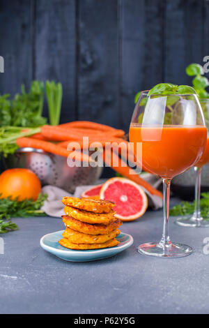 À partir de jus de carottes fraîches et de pamplemousse dans un verre et parfumé des crêpes pour le petit-déjeuner. vitamine boire pour un régime alimentaire sain. Les vitamines dans l'alimentation. Copy space Banque D'Images