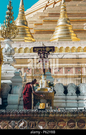 Yangon, Myanmar - 19 février 2014 : Cérémonie d'Ordination à la pagode Shwedagon Banque D'Images