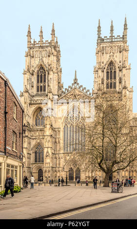 Avant de l'ouest de la cathédrale et l'église de Saint Pierre Metropolitical ou également connu sous le nom de York Minster, Yorkshire, Angleterre, Royaume-Uni. Banque D'Images