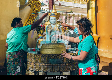 Yangon, Myanmar - 19 février 2014 : Cérémonie d'Ordination à la pagode Shwedagon Banque D'Images