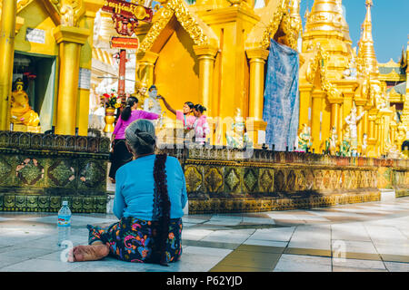 Yangon, Myanmar - 19 février 2014 : Cérémonie d'Ordination à la pagode Shwedagon Banque D'Images