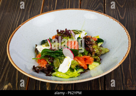 Salade avec une sauce à la crème et saumon Banque D'Images