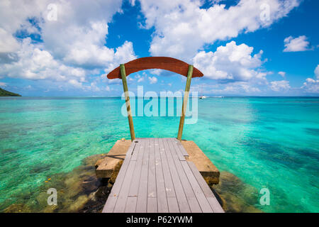Vue sur l'océan à partir d'une jetée en bois à Huahine, Polynésie Française Banque D'Images