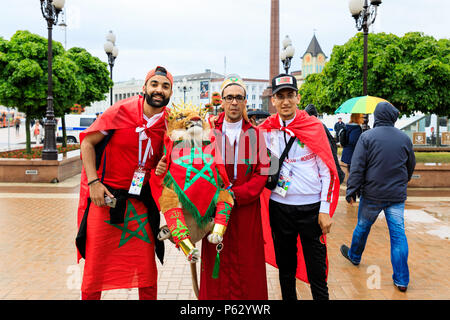 Kaliningrad, Russie - 25 juin 2018 : les fans de football marocain sur la place de la Victoire à Kaliningrad Banque D'Images