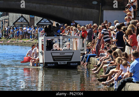 Sur un glorieux summers dimanche le radeau gagnante dans la course le long du canal de Leeds et Liverpool vient de traverser la ligne à Burscough Wharf Banque D'Images