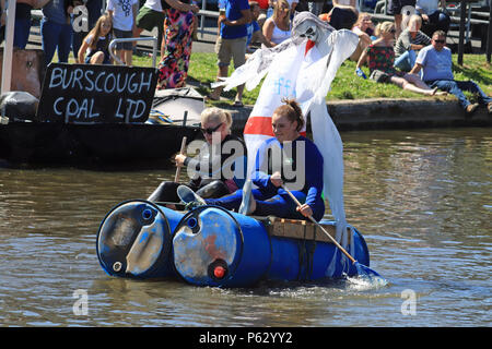 Une équipe de deux dames concurrence dans un projet de course sur une série appelée "Ripples" raide le long du canal entre Leeds et Liverpool la pub de halage et Burscough Banque D'Images