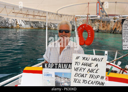 Le capitaine de petites embarcations privées, ce qui pose à la barre de son bateau Banque D'Images