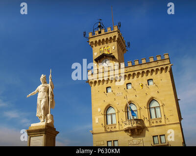 Palazzo Publico - Le Palais Public - et la Statue de la liberté à San Marino Banque D'Images