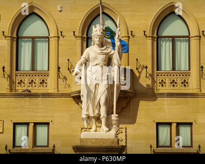 Palazzo Publico - Le Palais Public - et la Statue de la liberté à San Marino Banque D'Images