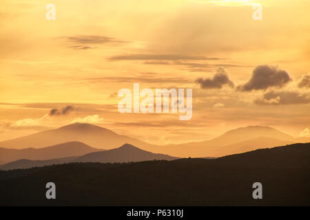 Collines du Val d'Orcia au coucher du soleil, Toscane, Italie. En 2004, le Val d'Orcia a été ajouté à la liste du patrimoine mondial de l'UNESCO Banque D'Images