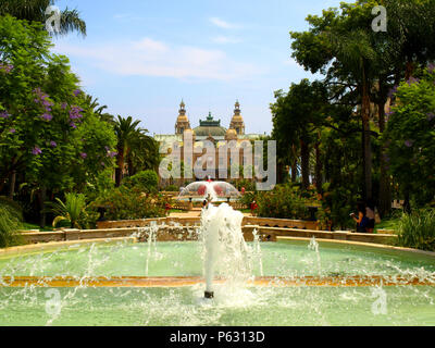 Monte Carlo, Monaco - belle fontaine en face du Grand Casino avec les touristes de passage par Banque D'Images
