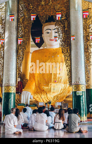 Yangon, Myanmar - 19 février 2014 : Cérémonie d'Ordination à la pagode Shwedagon Banque D'Images