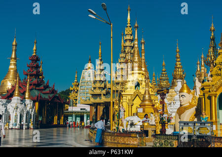 Yangon, Myanmar - 19 février 2014 : Cérémonie d'Ordination à la pagode Shwedagon Banque D'Images