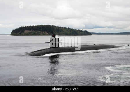 La Marine américaine antimissile balistique sous-marin USS Alabama (SNLE) 737 transits le canal Hood que le bateau retourne à base navale Kitsap-Bangor, Washington, 11 avril 2016. Le bateau a terminé récemment un 40 mois Révision de ravitaillement d'ingénierie, ce qui prolongera la vie du sous-marin pour un autre 20 ans. (U.S. Photo par marine Spécialiste de la communication de masse 2e classe Amanda R. Gray) Banque D'Images