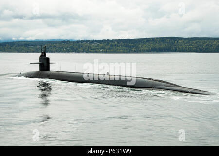 PUGET SOUND, dans l'État (11 avril 2016) - La classe Ohio-balistique sous-marin USS Alabama (SNLE) 737 transits le canal Hood que le bateau retourne à base navale Kitsap-Bangor à la suite de la première du bateau de patrouille de dissuasion stratégique depuis 2011. Le bateau a terminé récemment un 40 mois Révision de ravitaillement d'ingénierie, ce qui prolongera la vie du sous-marin pour un autre 20 ans. (U.S. Photo par marine Spécialiste de la communication de masse 2e classe Amanda R. Gray/libérés) Banque D'Images