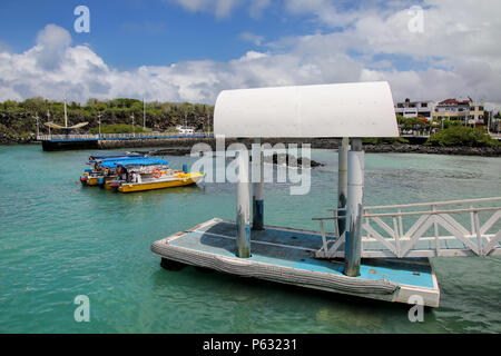 Pont d'embarcation à Puerto Ayora sur l'île Santa Cruz, Parc National des Galapagos, Equateur. Puerto Ayora est la ville la plus peuplée des îles Galapagos. Banque D'Images