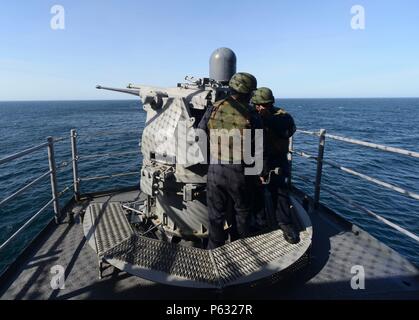 160411-N-UM082-137 OCÉAN ATLANTIQUE (11 avril 2016) - Gunner's Mate 2e classe John Cherry, de Sugar Land, Texas, mène des opérations de maintenance sur un Mk-38 25mm gun avant un exercice Live-Fire à bord du navire d'assaut amphibie USS Bataan (DG 5). Bataan est actuellement en cours de routine des qualifications dans la préparation de son futur déploiement. (U.S. Photo par marine Spécialiste de la communication de masse 3e classe Raymond Minami/libérés) Banque D'Images