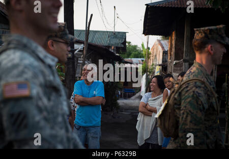 Les Philippines accueillent des Marines américains et des soldats comme ils mars par leur maison pendant 16 ans à Balikatan Capas, Philippines, le 11 avril 2016. États-unis et le service des Philippines ont participé à la 2e liberté Capas mars avec le thème 'March pour un ancien combattant" où chaque participant a marché pour honorer un ancien combattant de leur choix. Balikatan est un militaire américain-Philippines annuel formation bilatéraux que l'exercice est un élément essentiel de la signature de l'Alliance philippine a porté sur une grande variété de missions, d'inclure l'assistance humanitaire pour l'application du droit maritime, et de la protection de l'environnement. (U.S. Pour l'air Banque D'Images