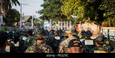 Les Marines des Philippines, de la soudure, de la Marine et les gardes côtes dans les rues de mars au cours de Capas Balikatan 16 Aux Philippines, le 11 avril 2016. États-unis et le service des Philippines ont participé à la 2e liberté Capas mars avec le thème 'March pour un ancien combattant' où chaque participant a marché pour honorer un ancien combattant de leur choix. Cette année marque la 32e itération de Balikatan service américain où les membres continuent de travailler "côte à côte" avec les membres des Forces armées des Philippines pour passer à l'état de préparation des crises et des conflits à travers l'Indo-Asia-région du Pacifique. (U.S. Un Banque D'Images