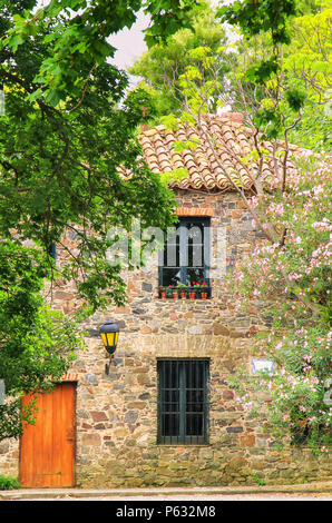 Façade d'un ancien bâtiment en pierre à Colonia del Sacramento, Uruguay. C'est l'une des plus anciennes villes de Uruguay Banque D'Images