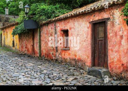 Calle de los Suspiros (Rue des soupirs) à Colonia del Sacramento, Uruguay. C'est l'une des plus anciennes villes de Uruguay Banque D'Images