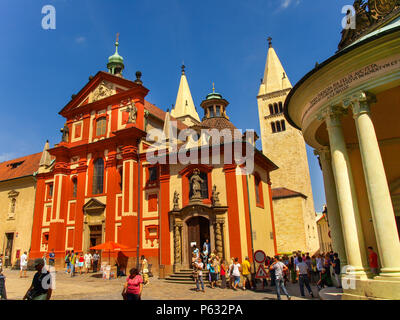 Prague, République tchèque - Les touristes visitant la basilique Saint George Banque D'Images