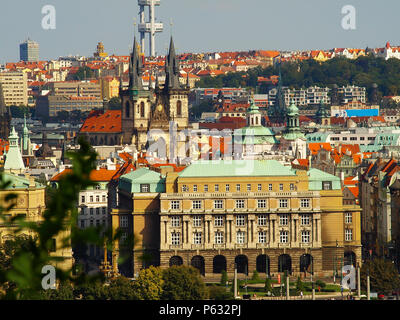 Vue aérienne de la vieille ville et la cathédrale de Notre Dame de Tyn avant à Prague, République Tchèque Banque D'Images