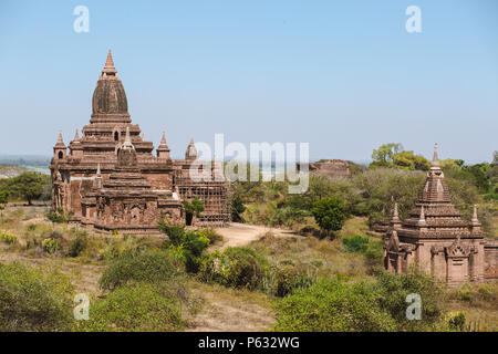 Bagan, Myanmar - 21 févr. 2014 : paysage avec des silhouettes de monuments bouddhiques tower Banque D'Images