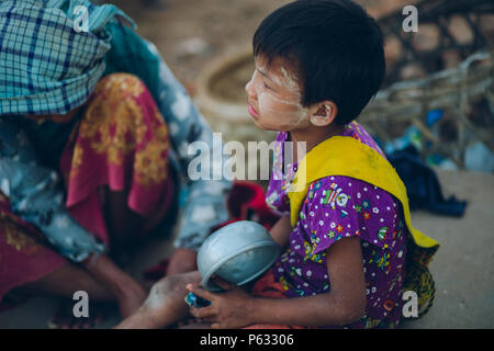 Bagan, Myanmar - 21 févr. 2014 : Young Asian girl birman attend que la nourriture dans la rue Banque D'Images