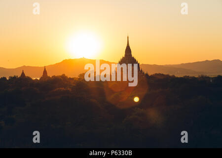 Bagan, Myanmar - 21 févr. 2014 : Coucher du Soleil vue paysage avec des silhouettes de monuments bouddhiques temple Banque D'Images