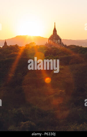 Bagan, Myanmar - 21 févr. 2014 : Coucher du Soleil vue paysage avec des silhouettes de monuments bouddhiques temple Banque D'Images