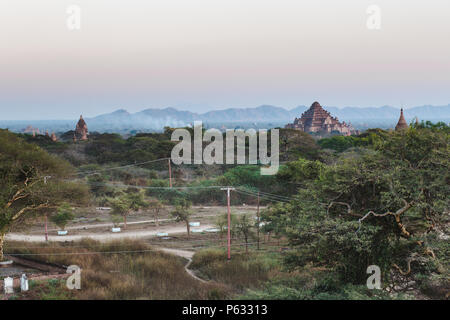 Bagan, Myanmar - 21 févr. 2014 : paysage avec des silhouettes de monuments bouddhiques tower Banque D'Images