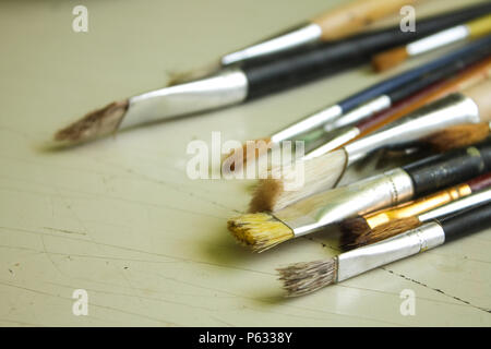 Pinceaux artis sur table en bois blanc Banque D'Images