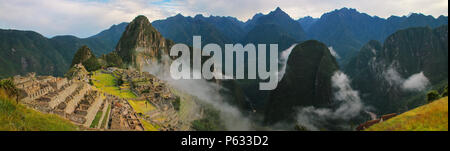 Panorama de la citadelle Inca de Machu Picchu au Pérou. En 2007 Machu Picchu a été voté l'un des sept nouvelles merveilles du monde. Banque D'Images