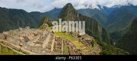 Panorama de la citadelle Inca de Machu Picchu au Pérou. En 2007 Machu Picchu a été voté l'un des sept nouvelles merveilles du monde. Banque D'Images